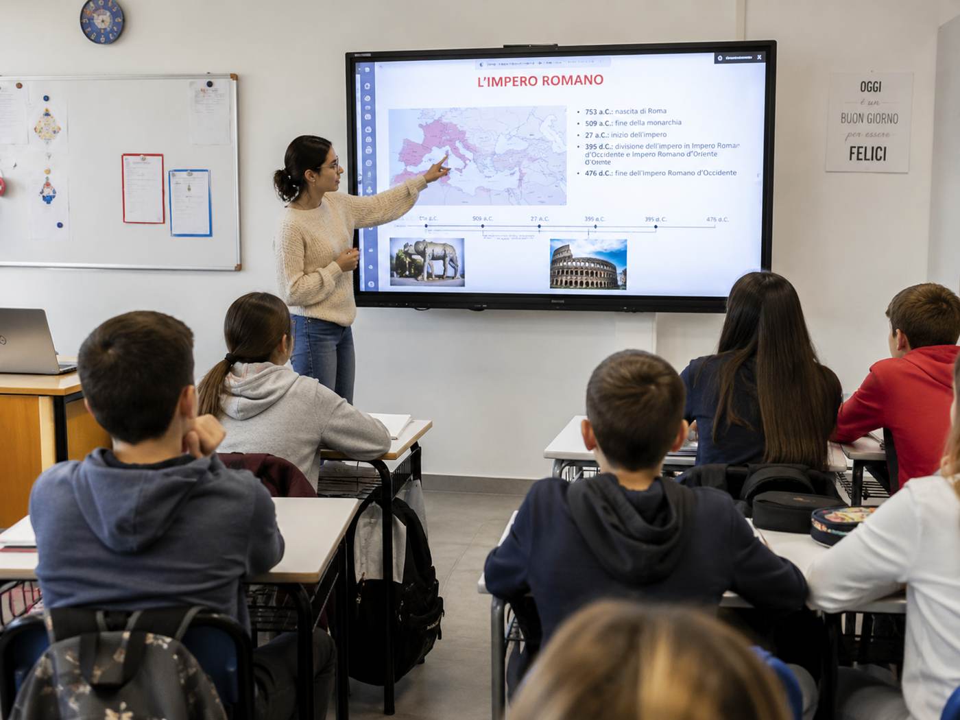 Insegnante alla lavagna interattiva multimediale durante una lezione con la classe